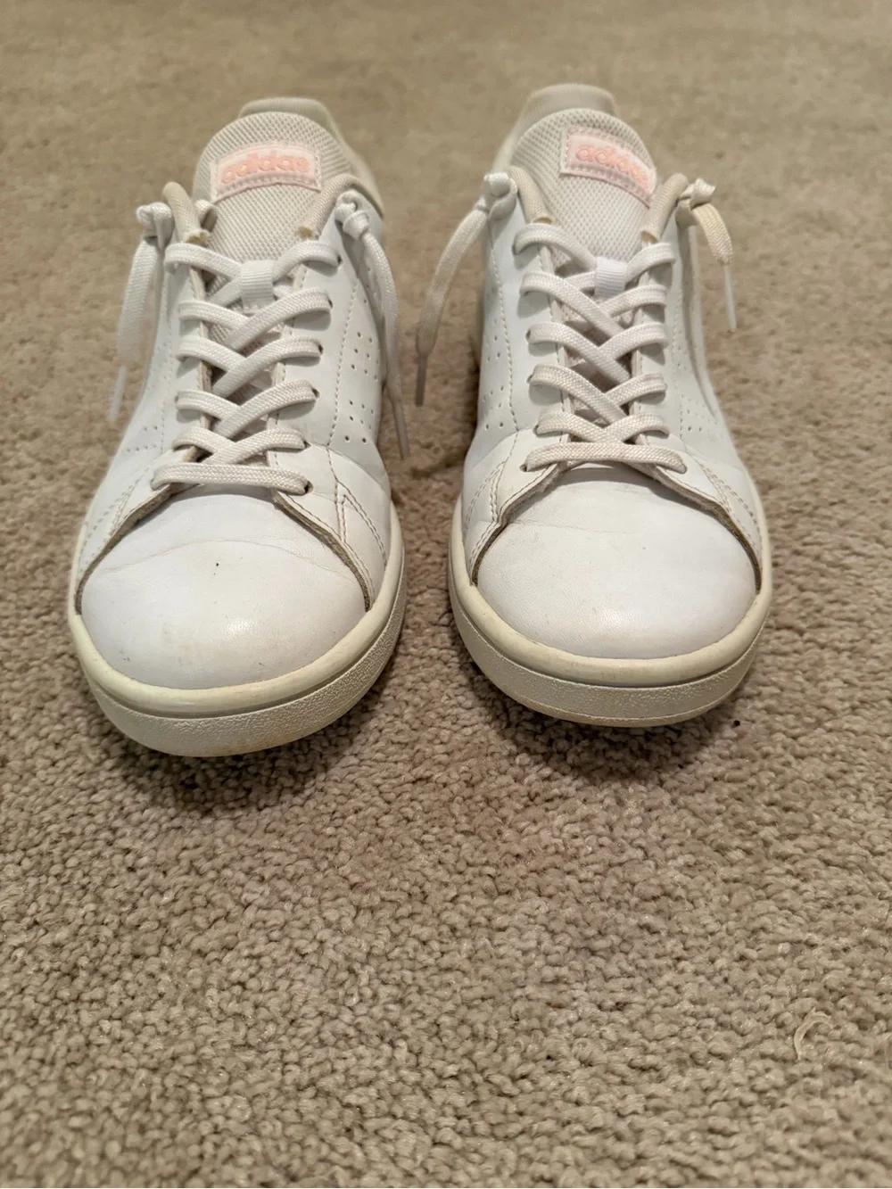 White adidas Advantage casual sneakers featuring perforated three stripes 7.5